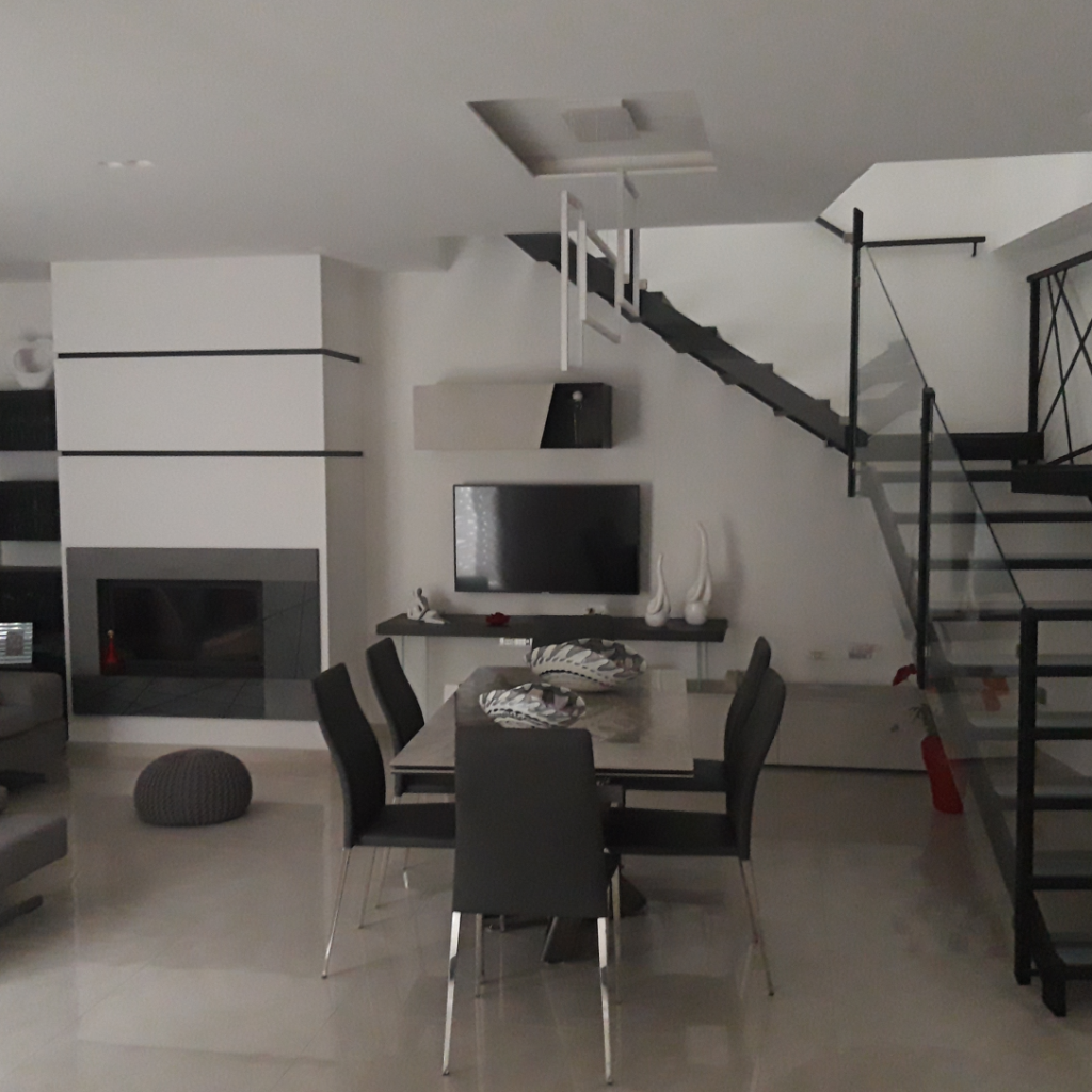 Innanzitutto: lo spazio. A casa di Maria Rosaria e Domenico vi era la possibilità di sfruttare uno spazio ampio che permettesse la progettazione di un open space – in grado di legare cucina e zona living – all’interno del quale inserire una penisola.