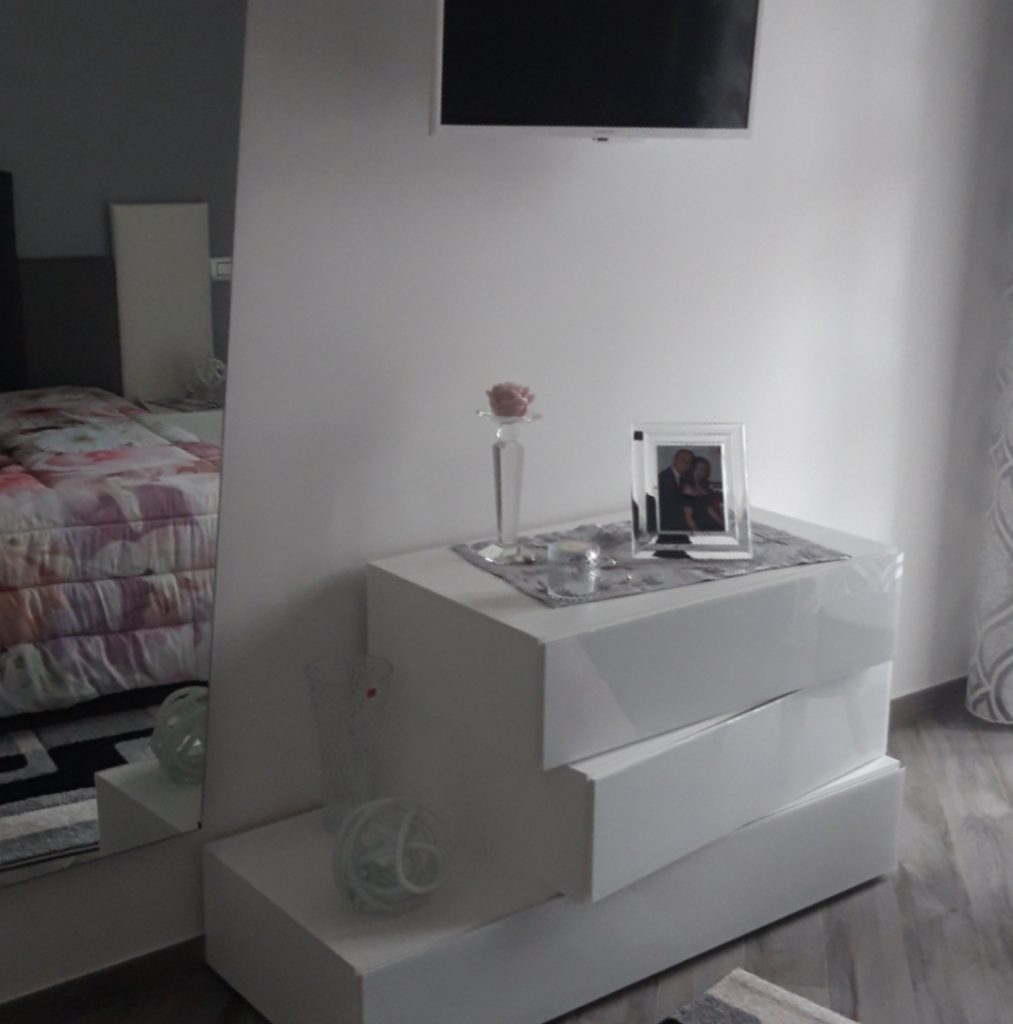 Dulcis in fundo la camera da letto all’interno della quale trovano spazio un letto con una testiera imbottita per la quale abbiamo confermato il gioco di contrasti cromatici e una madia di design che assecondasse le esigenze pratiche ma pure quelle estetiche.