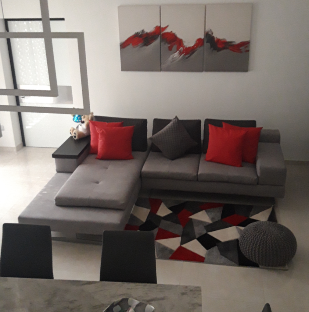 Per quest’ultima abbiamo optato per una finitura bianca lucida effetto vetro con contrasti  in antracite e inserti in rosso, per un gioco di contrasti che balzasse subito all’occhio donando personalità all’ambiente. Un ambiente senza confini – sfruttando l’open space – che giungesse nella zona living dove, a catturare l’attenzione, ci pensa un divano di ultima generazione con schienale traslante dell’esclusiva linea Preziosofà